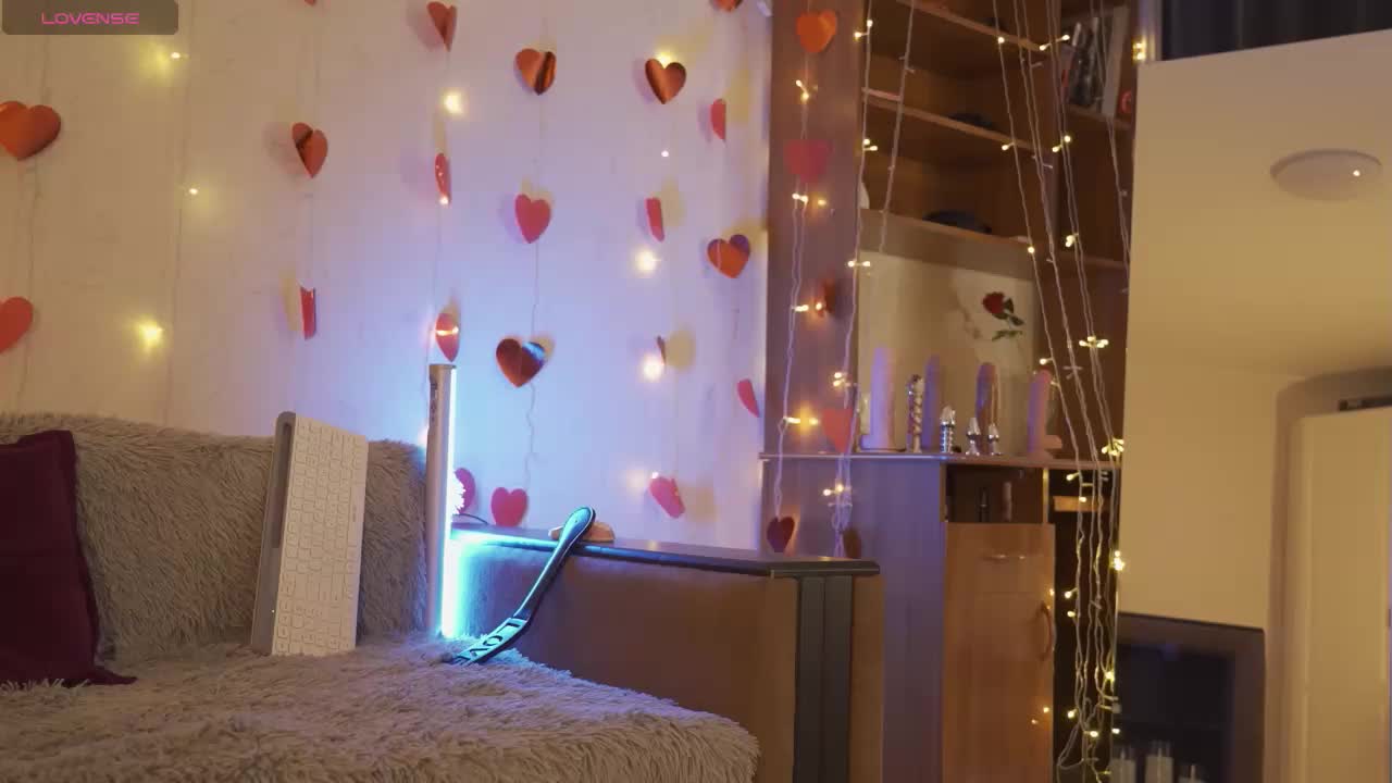 LovelyLuna Cam Show Recorded 2025-04-18
