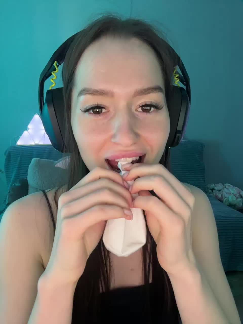 WhiteTEA Cam Show Recorded 2025-05-07